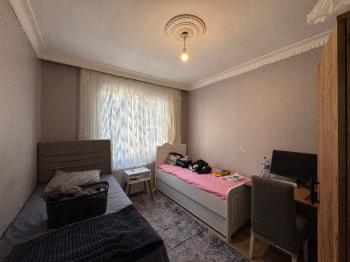 MEYDANDA SATILIK ARA KAT KÖŞE 2+1 SATILIK DAİRE