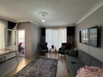 MEYDANDA SATILIK ARA KAT KÖŞE 2+1 SATILIK DAİRE
