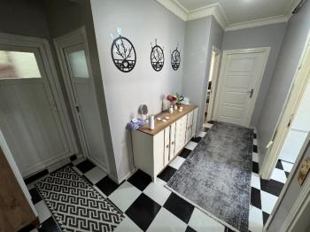 MEYDANDA SATILIK ARA KAT KÖŞE 2+1 SATILIK DAİRE