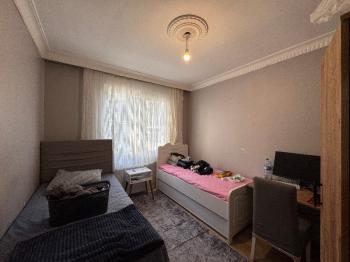 MEYDANDA SATILIK ARA KAT KÖŞE 2+1 SATILIK DAİRE