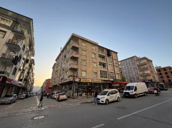 MEYDANDA SATILIK ARA KAT KÖŞE 2+1 SATILIK DAİRE