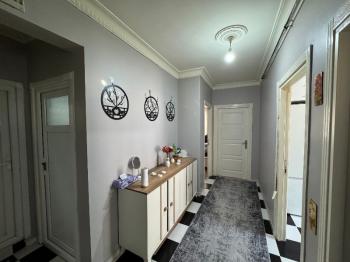 MEYDANDA SATILIK ARA KAT KÖŞE 2+1 SATILIK DAİRE