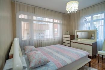BÜYÜKÇEKMECE SAHİLDE GÖL MANZARALI SATILIK BİNA