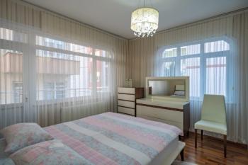 BÜYÜKÇEKMECE SAHİLDE GÖL MANZARALI SATILIK BİNA