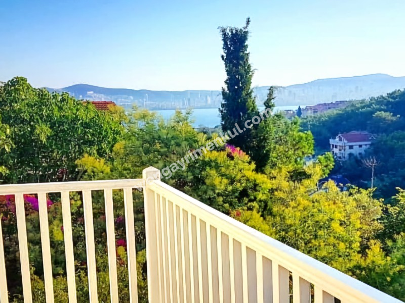 Büyükada 'da Deniz ve Orman Manzaralı Satılık Tarihi Köşk