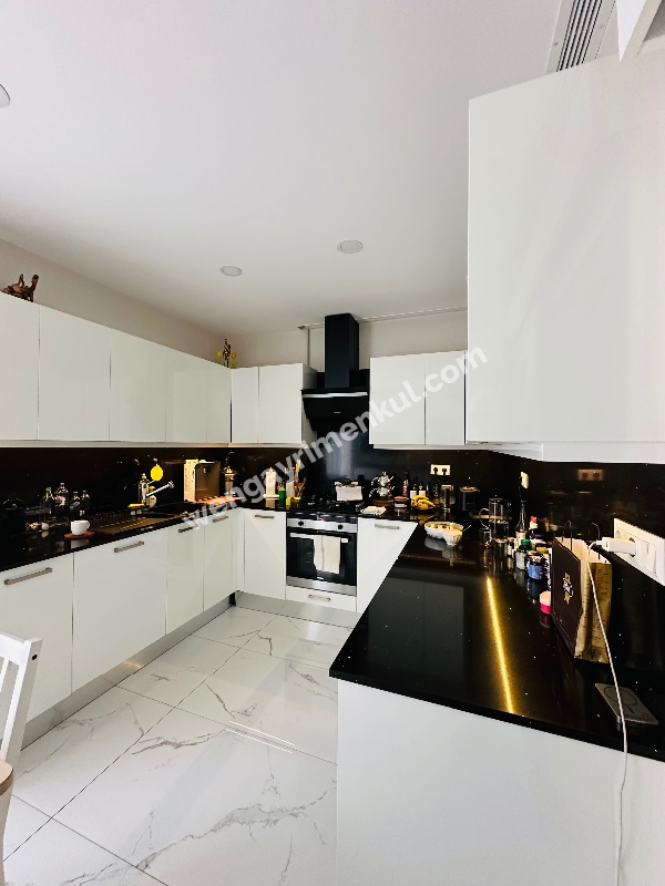 BAĞDAT CADDESİNİN ORTASINDA MUHTEŞEM KONUMDA FIRSAT SATILIK DAİRE