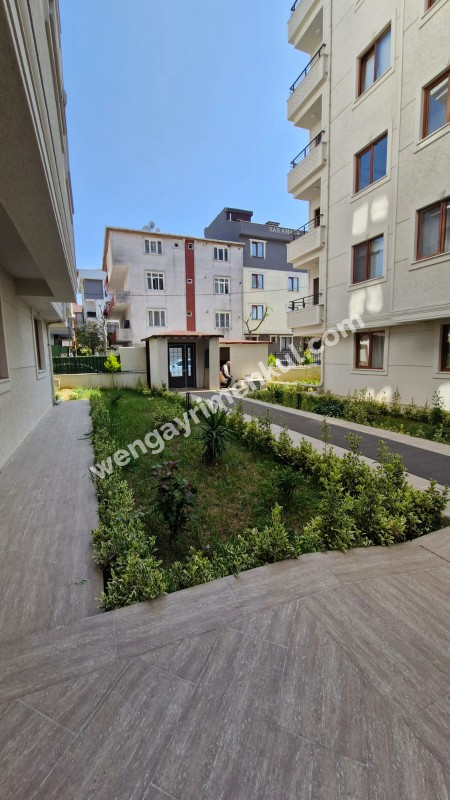 SANCAKTEPE'DE SİTE İÇERİSİNDE 125 M2  2+1 SATILIK  DAİRE 
