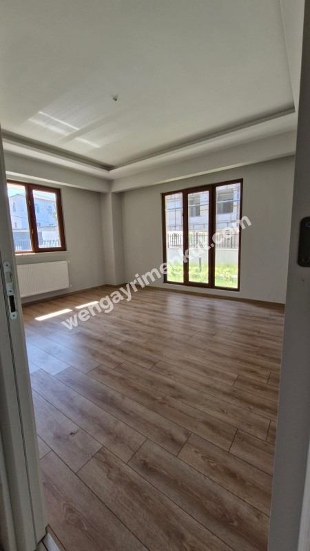 SANCAKTEPE 'DE SİTE İÇERİSİNDE SATILIK 2+1 BAHÇE KATI