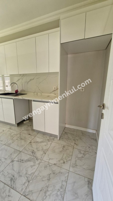 SANCAKTEPE 'DE SİTE İÇERİSİNDE SATILIK 2+1 BAHÇE KATI
