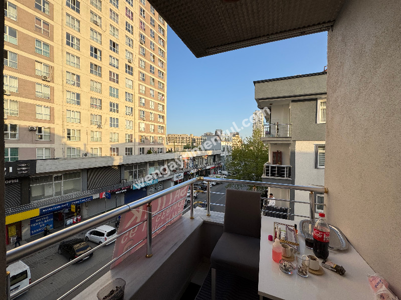 MEYDANDA SATILIK ARA KAT KÖŞE 2+1 SATILIK DAİRE
