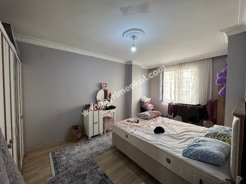 MEYDANDA SATILIK ARA KAT KÖŞE 2+1 SATILIK DAİRE