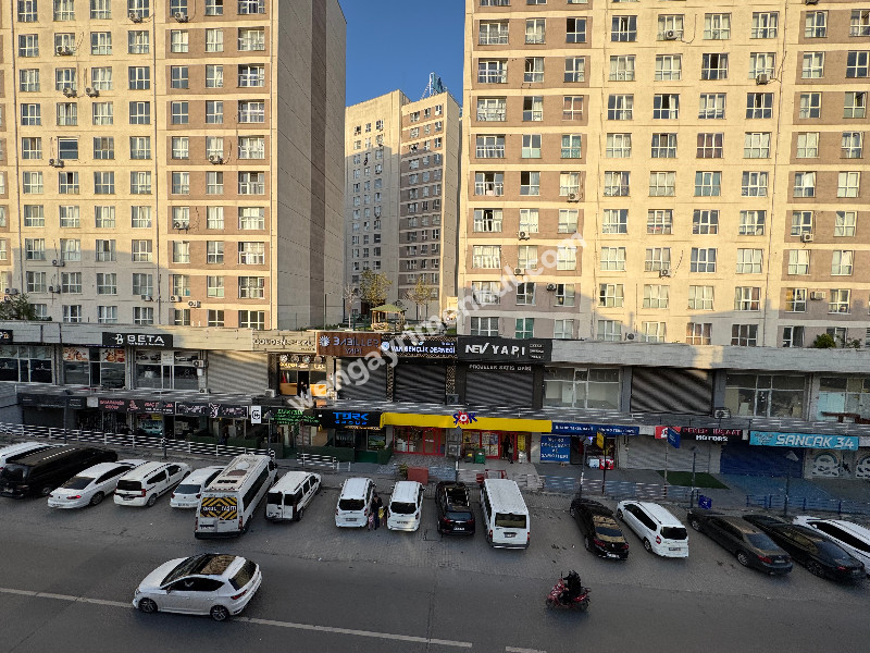 MEYDANDA SATILIK ARA KAT KÖŞE 2+1 SATILIK DAİRE