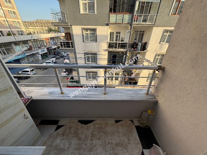 MEYDANDA SATILIK ARA KAT KÖŞE 2+1 SATILIK DAİRE