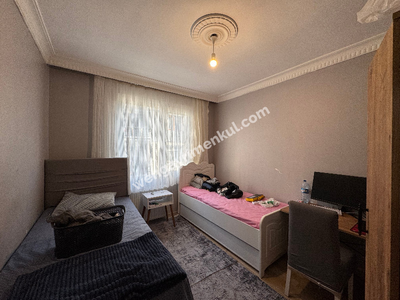 MEYDANDA SATILIK ARA KAT KÖŞE 2+1 SATILIK DAİRE