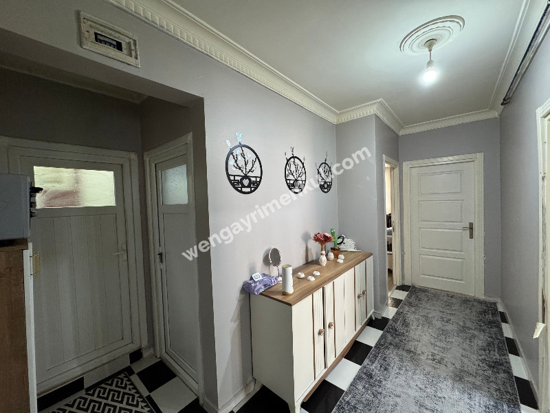 MEYDANDA SATILIK ARA KAT KÖŞE 2+1 SATILIK DAİRE