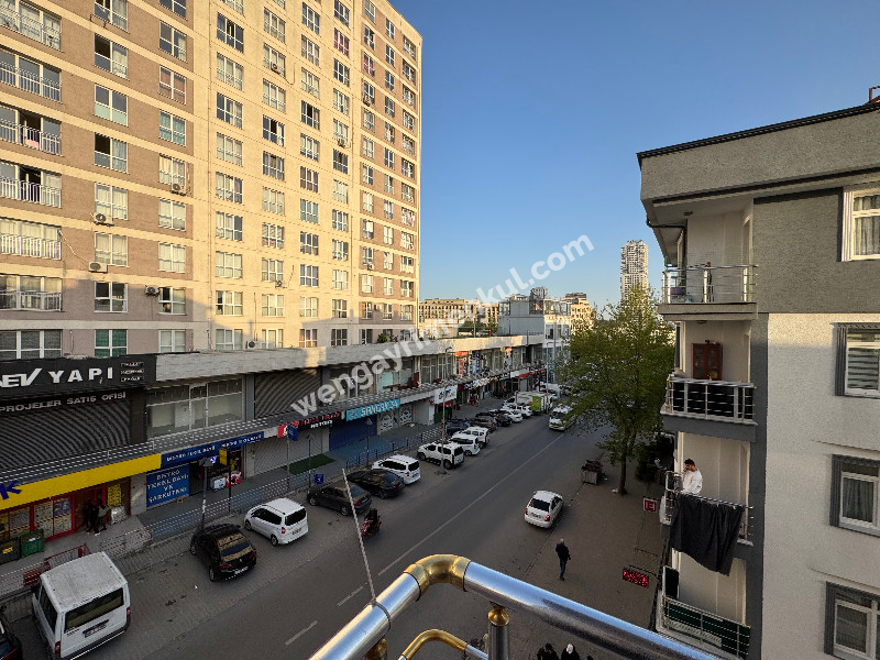 MEYDANDA SATILIK ARA KAT KÖŞE 2+1 SATILIK DAİRE