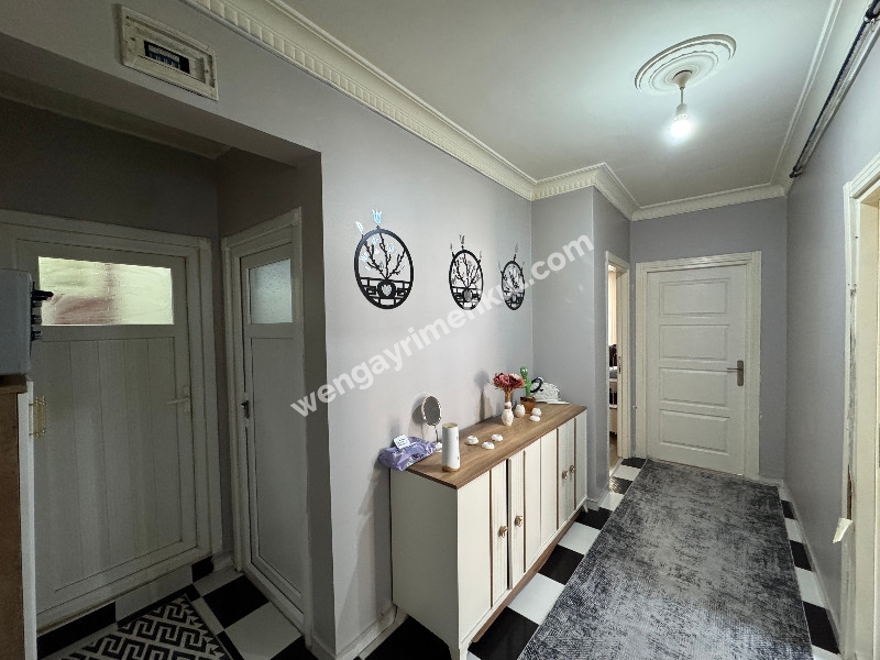 MEYDANDA SATILIK ARA KAT KÖŞE 2+1 SATILIK DAİRE