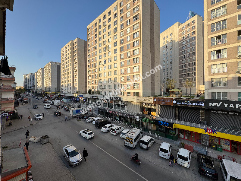 MEYDANDA SATILIK ARA KAT KÖŞE 2+1 SATILIK DAİRE