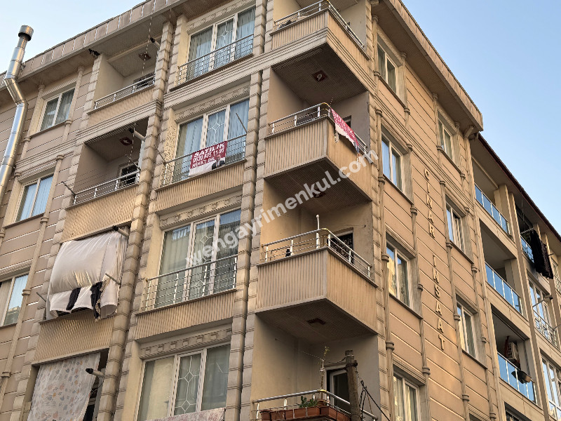 MEYDANDA SATILIK ARA KAT KÖŞE 2+1 SATILIK DAİRE