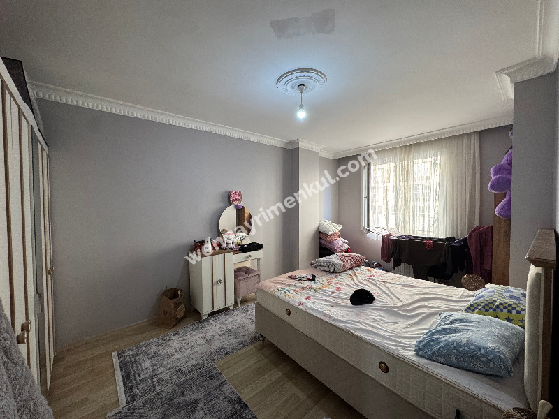 MEYDANDA SATILIK ARA KAT KÖŞE 2+1 SATILIK DAİRE