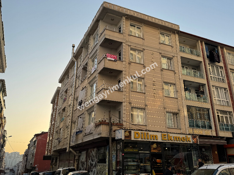 MEYDANDA SATILIK ARA KAT KÖŞE 2+1 SATILIK DAİRE