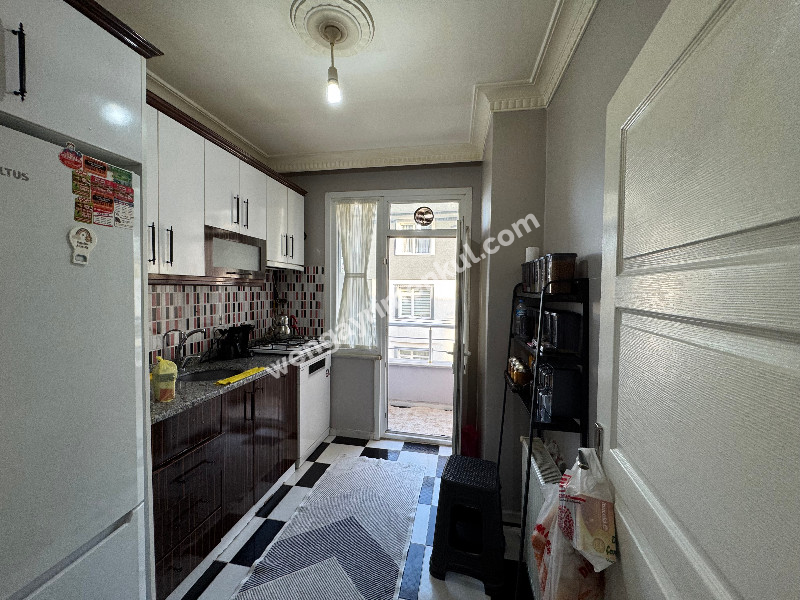 MEYDANDA SATILIK ARA KAT KÖŞE 2+1 SATILIK DAİRE