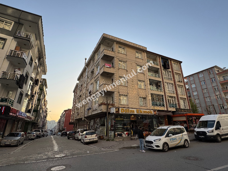 MEYDANDA SATILIK ARA KAT KÖŞE 2+1 SATILIK DAİRE