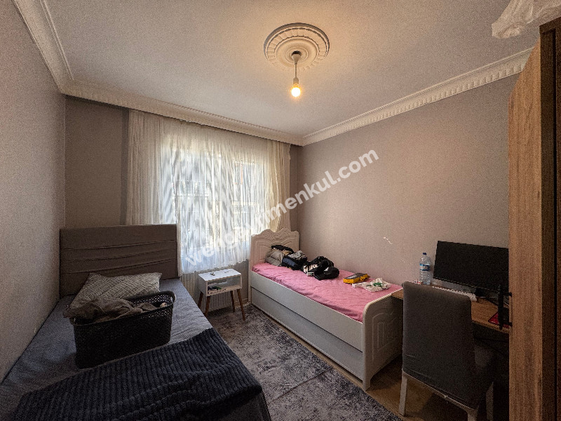 MEYDANDA SATILIK ARA KAT KÖŞE 2+1 SATILIK DAİRE