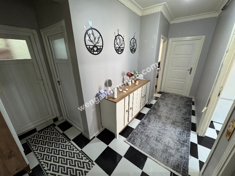 MEYDANDA SATILIK ARA KAT KÖŞE 2+1 SATILIK DAİRE