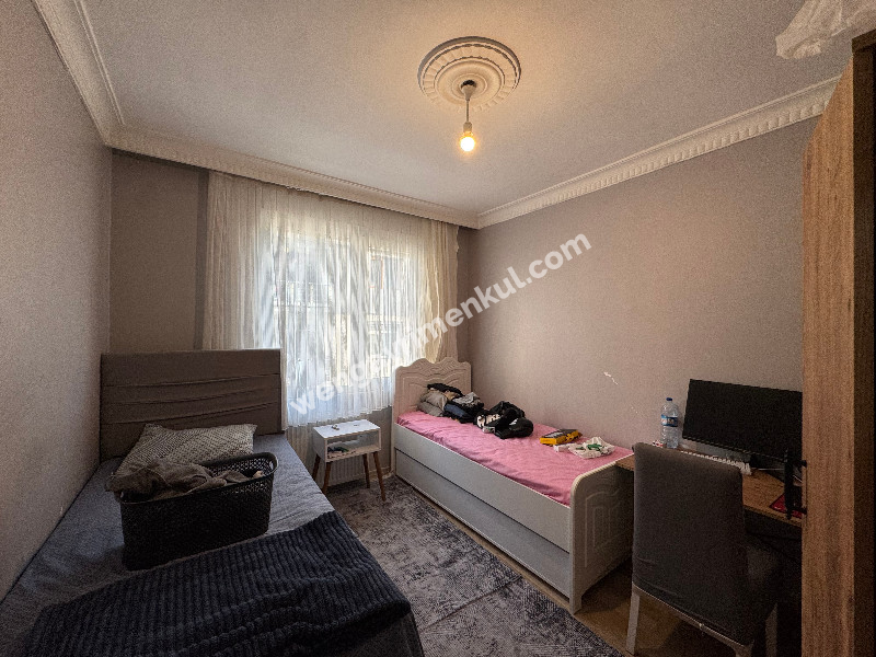 MEYDANDA SATILIK ARA KAT KÖŞE 2+1 SATILIK DAİRE