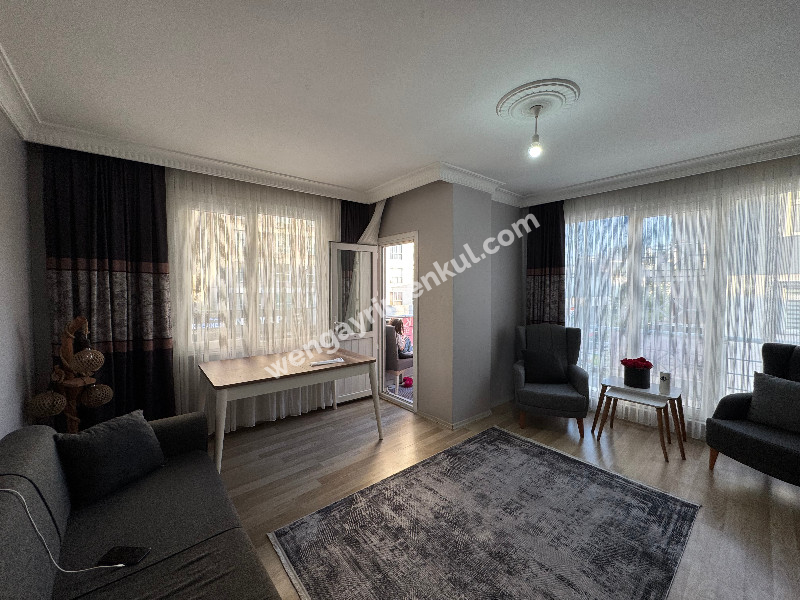 MEYDANDA SATILIK ARA KAT KÖŞE 2+1 SATILIK DAİRE