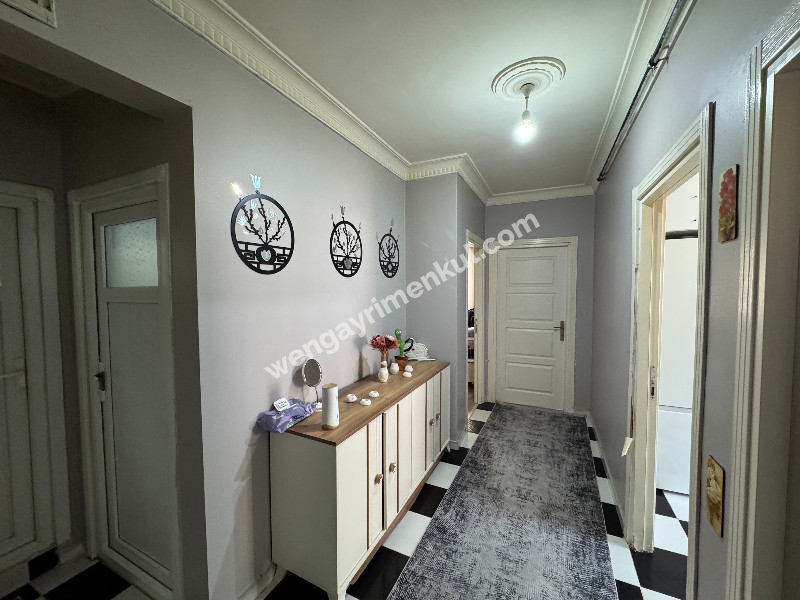 MEYDANDA SATILIK ARA KAT KÖŞE 2+1 SATILIK DAİRE
