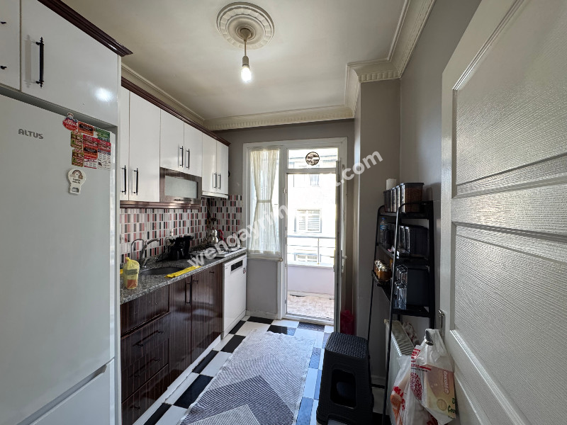 MEYDANDA SATILIK ARA KAT KÖŞE 2+1 SATILIK DAİRE