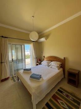 Girne Çatalköy'de Özel Yüzme Havuzlu, Geniş Bahçeli Satılık Müstakil Villa