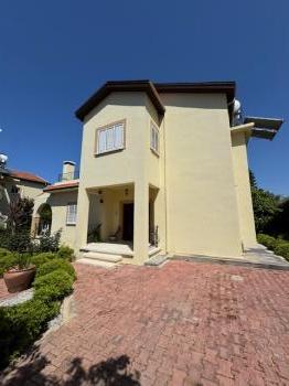 Girne Çatalköy'de Özel Yüzme Havuzlu, Geniş Bahçeli Satılık Müstakil Villa