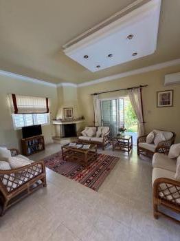 Girne Çatalköy'de Özel Yüzme Havuzlu, Geniş Bahçeli Satılık Müstakil Villa