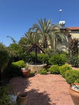 Girne Çatalköy'de Özel Yüzme Havuzlu, Geniş Bahçeli Satılık Müstakil Villa