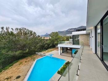 Girne Bellapais'te Satılık Özel Tasarım 4+1 Havuzlu Lüks Villa