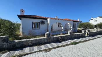 Lapta bölgesinde, denize sıfır, 4 kat imar iznine sahip satılık arsa