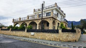 Çatalköy'de Havuzlu, Bodrumlu, Lüks 4 Yatak Odalı Villa – Muhteşem Deniz ve Dağ Manzaralı