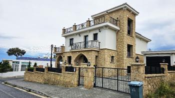 Çatalköy'de Havuzlu, Bodrumlu, Lüks 4 Yatak Odalı Villa – Muhteşem Deniz ve Dağ Manzaralı