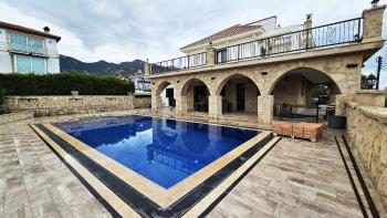 Çatalköy'de Havuzlu, Bodrumlu, Lüks 4 Yatak Odalı Villa – Muhteşem Deniz ve Dağ Manzaralı