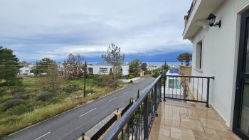 Çatalköy'de Havuzlu, Bodrumlu, Lüks 4 Yatak Odalı Villa – Muhteşem Deniz ve Dağ Manzaralı
