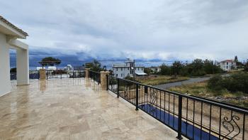 Çatalköy'de Havuzlu, Bodrumlu, Lüks 4 Yatak Odalı Villa – Muhteşem Deniz ve Dağ Manzaralı