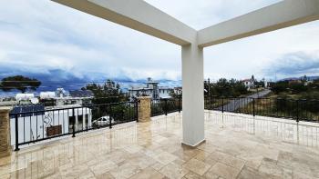 Çatalköy'de Havuzlu, Bodrumlu, Lüks 4 Yatak Odalı Villa – Muhteşem Deniz ve Dağ Manzaralı