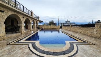 Çatalköy'de Havuzlu, Bodrumlu, Lüks 4 Yatak Odalı Villa – Muhteşem Deniz ve Dağ Manzaralı