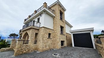 Çatalköy'de Havuzlu, Bodrumlu, Lüks 4 Yatak Odalı Villa – Muhteşem Deniz ve Dağ Manzaralı