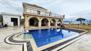 Çatalköy'de Havuzlu, Bodrumlu, Lüks 4 Yatak Odalı Villa – Muhteşem Deniz ve Dağ Manzaralı