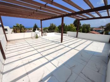 Girne Ozanköyde Çatı Teraslı ve Deniz Manzaralı 2+1 Kiralık Daire