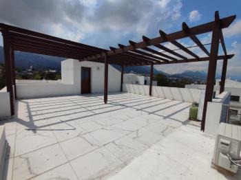Girne Ozanköyde Çatı Teraslı ve Deniz Manzaralı 2+1 Kiralık Daire